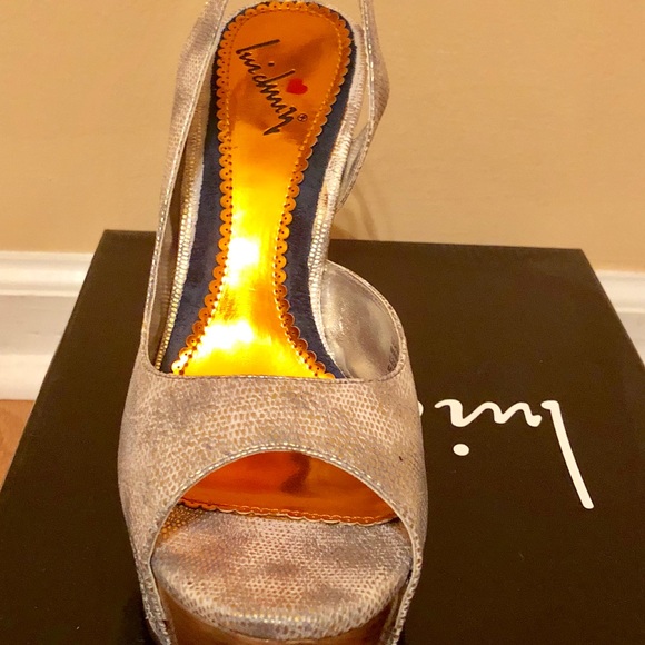 Wedge wood heel sandal. - Picture 2 of 3